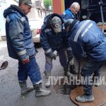 Аварийная бригада «Луганскводы» устраняет засоры на городской канализации