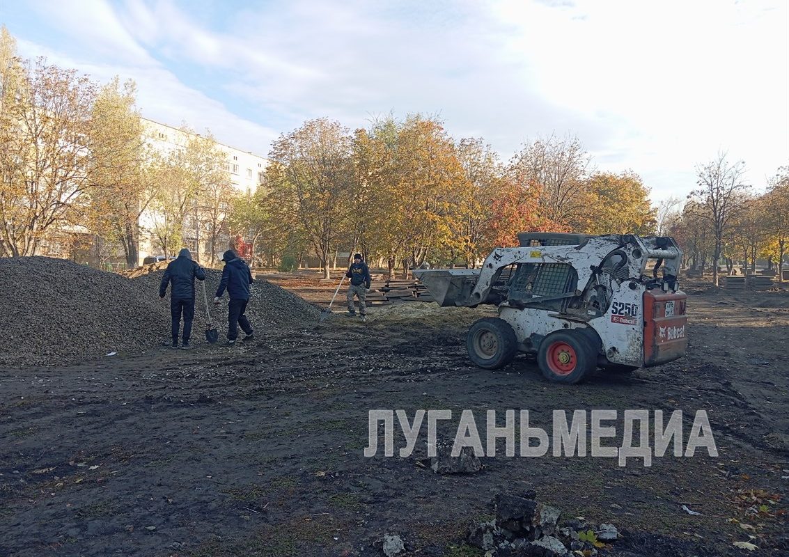 В Ровеньках в сквере Воинов-интернационалистов специалисты начали реализацию проекта благоустройства