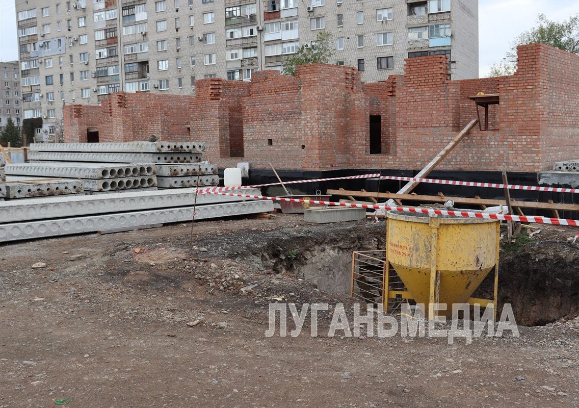 В Свердловске продолжается строительство современного многоэтажного дома