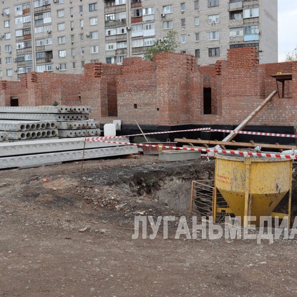 В Свердловске продолжается строительство современного многоэтажного дома