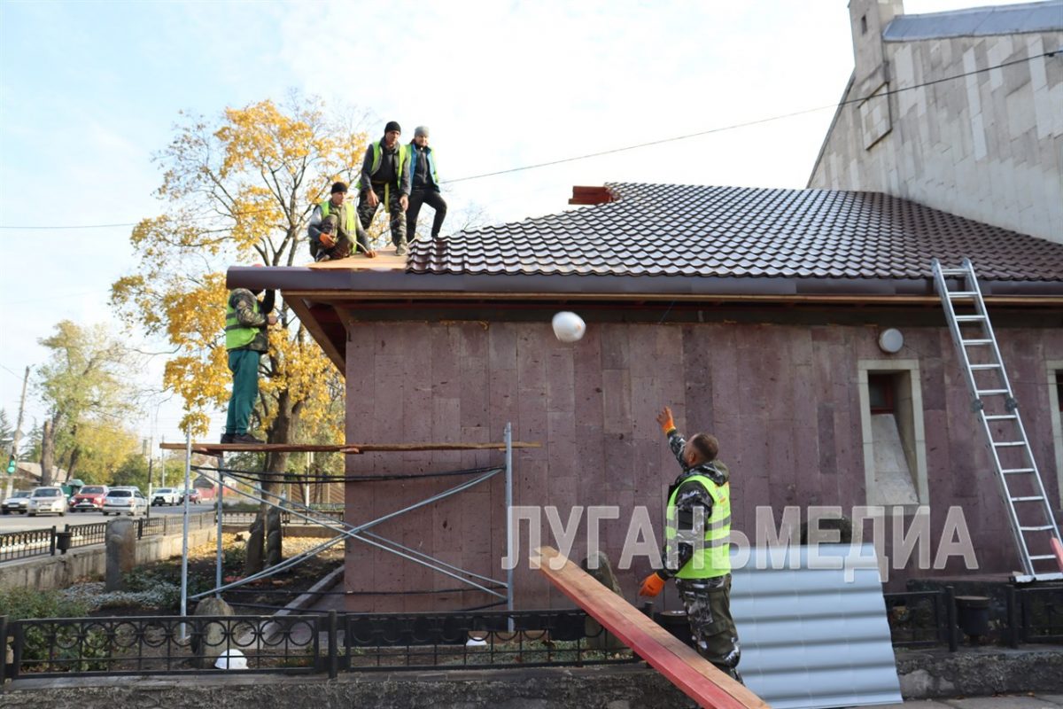 В Свердловском краеведческом музее идет ремонт кровли