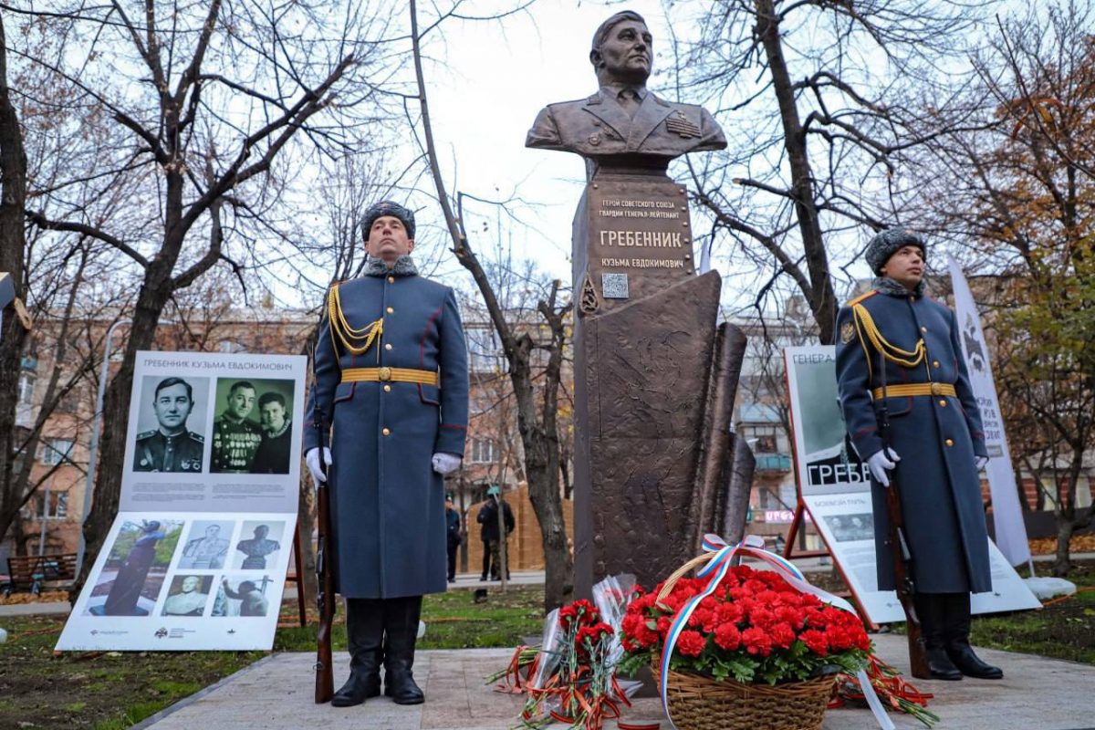 Торжественное открытие памятника Герою Советского Союза Кузьме Гребеннику состоялось в луганском Сквере пограничников