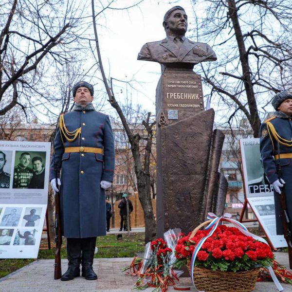 Торжественное открытие памятника Герою Советского Союза Кузьме Гребеннику состоялось в луганском Сквере пограничников