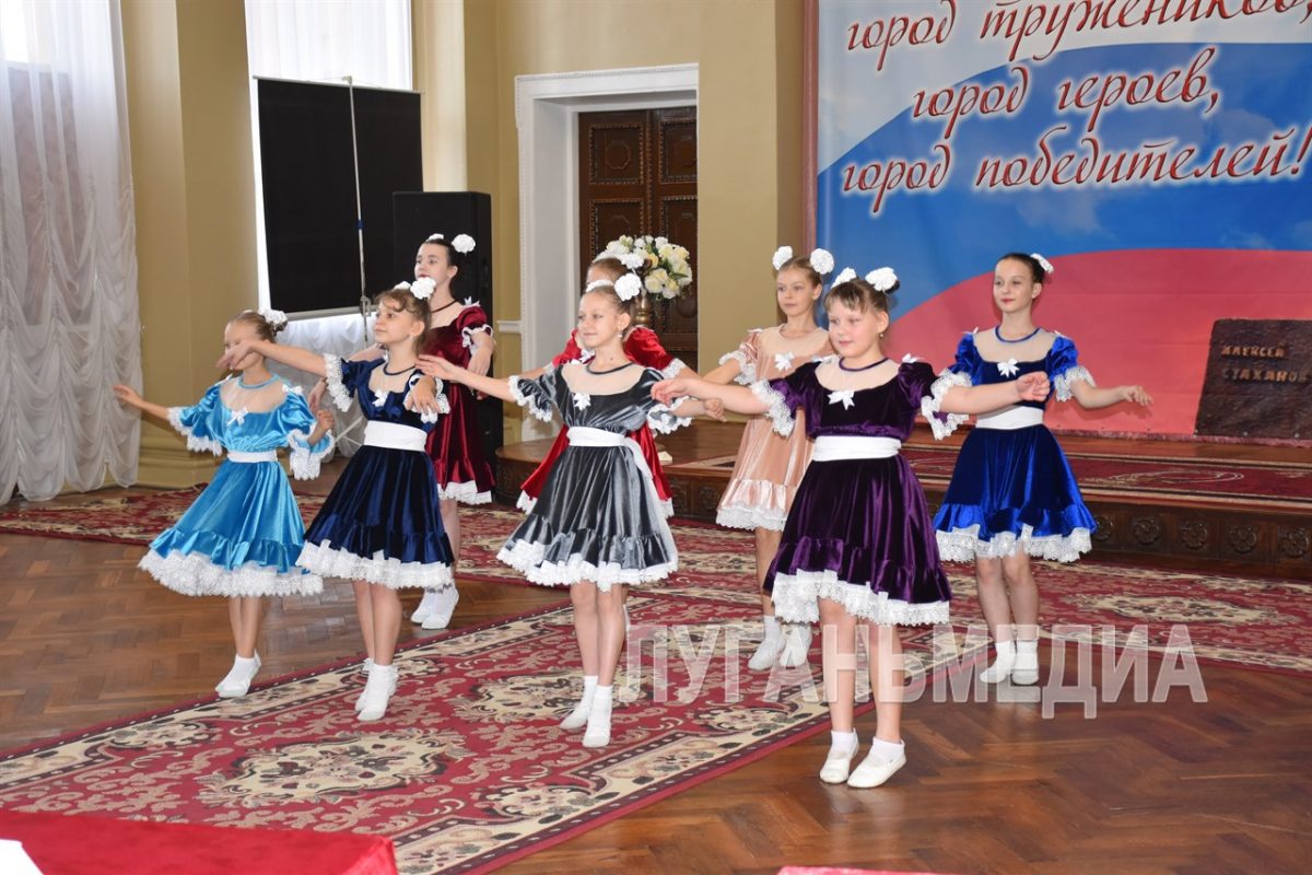 Развлекательная программа «Мамина улыбка», посвященная Дню матери, прошла в ГДК им. Горького в Стаханове