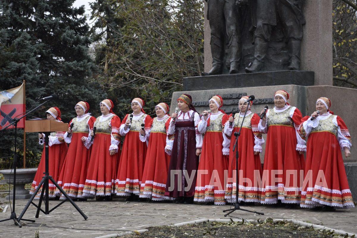 День народного единства в Славяносербске отметили торжественным митингом