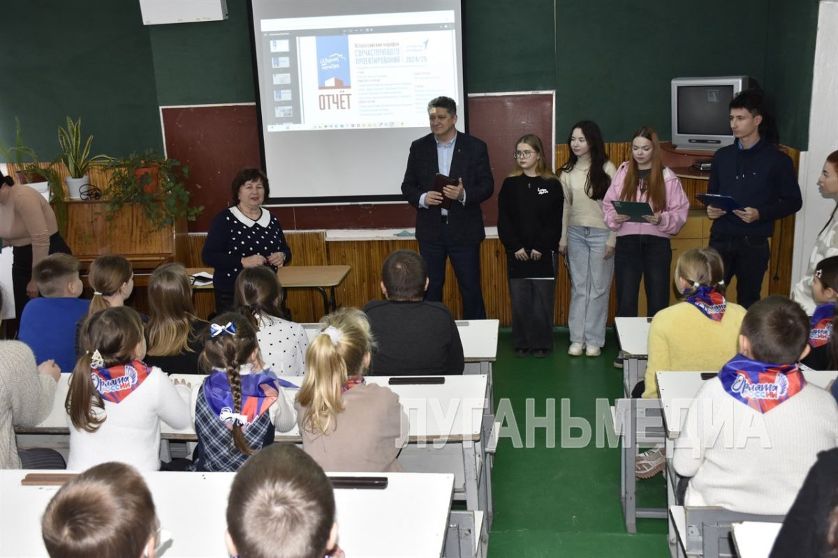 В школе Антрацита студотряд Луганского архитектурно-строительного колледжа представил проект по оформлению школьного пространства