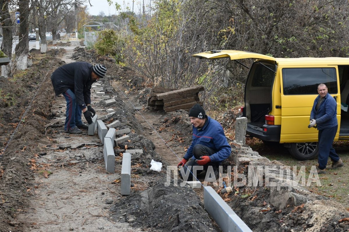 В поселке Новопсков продолжаются работы по капитальному ремонту тротуаров по центральной улице Ленина