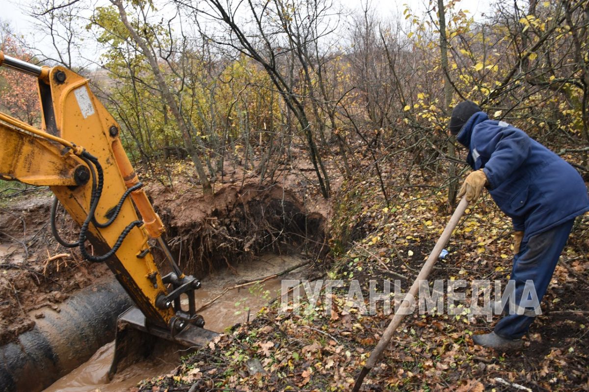 Сотрудники ГУП ЛНР «Лугансквода» производят ремонт на магистральном водоводе Алчевского управления