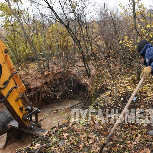 Сотрудники ГУП ЛНР «Лугансквода» производят ремонт на магистральном водоводе Алчевского управления