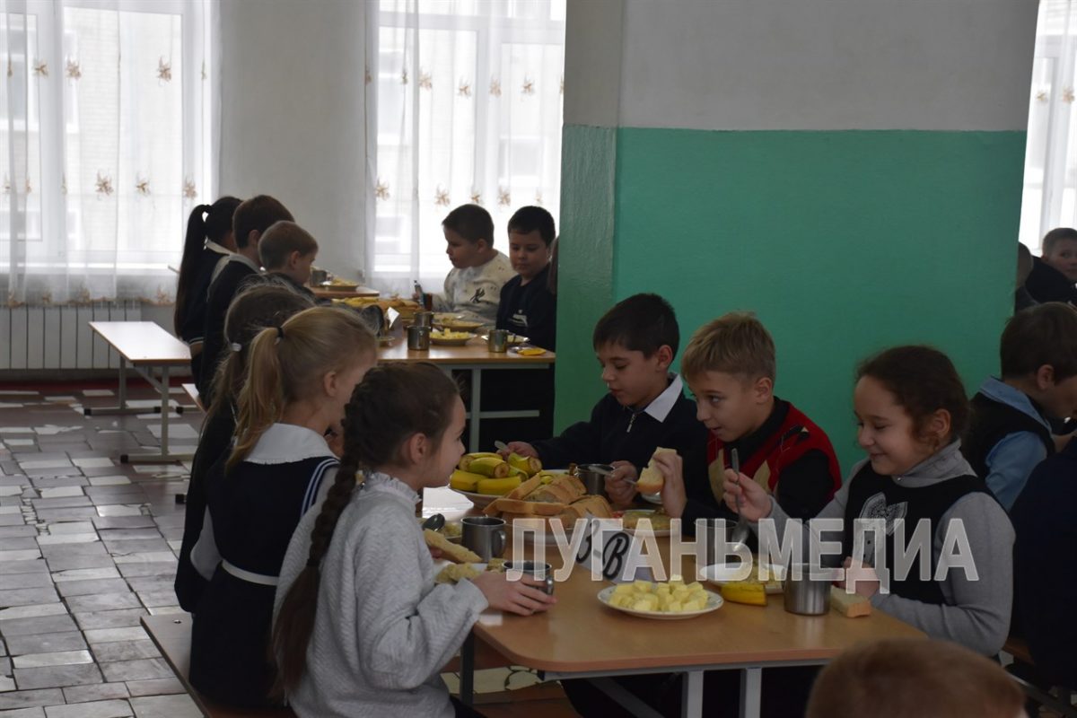 В общеобразовательных учреждениях города Ровеньки вводится аутсорсинг в части организации горячего питания