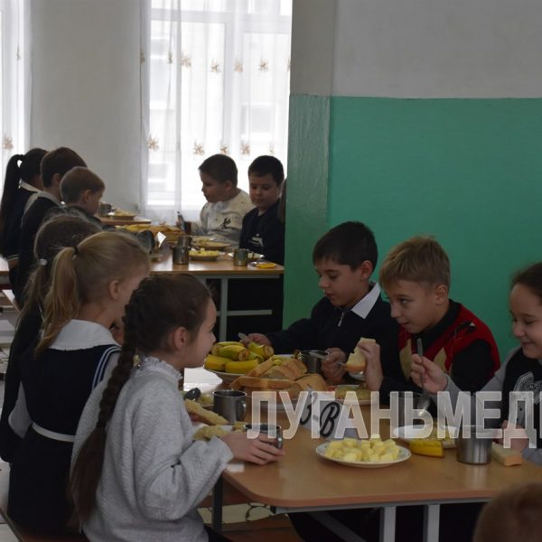 В общеобразовательных учреждениях города Ровеньки вводится аутсорсинг в части организации горячего питания