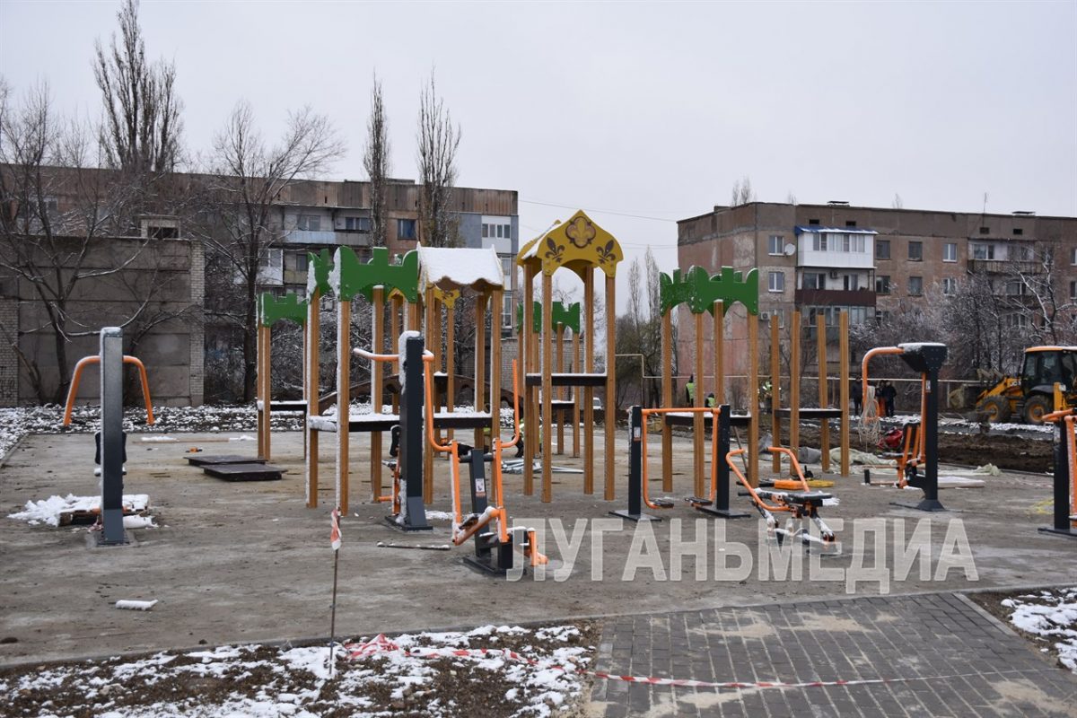 В Перевальске, в микрорайоне Горняцкий, ведутся работы по благоустройству общественной территории
