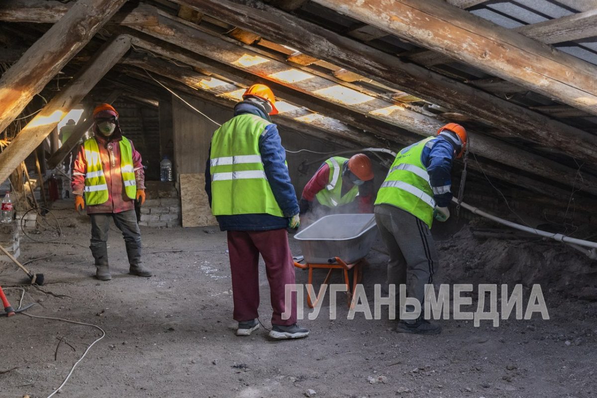 В Луганске специалисты приступили к капитальному ремонту кровель многоквартирных домов
