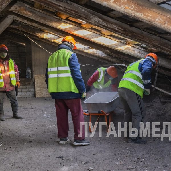 В Луганске специалисты приступили к капитальному ремонту кровель многоквартирных домов