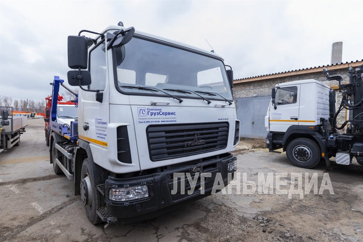 Завершается второй этап поставок в ЛНР спецтехники и оборудования для обращения с ТКО