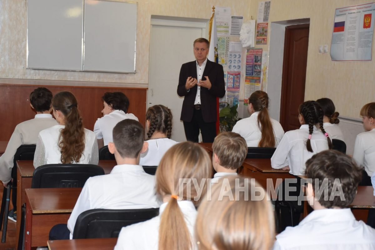 Министр цифрового развития, связи и массовых коммуникаций Луганской Народной Республики Андрей Ершов провел урок для…