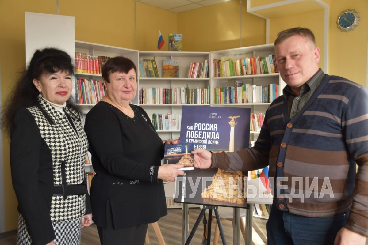 Писатели Глеб Бобров и Роман Коротенко передали книги в Северодонецкую библиотеку