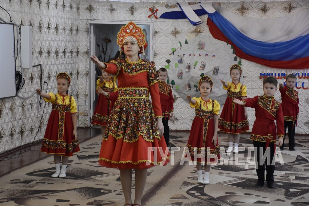 В Краснолучских яслях-саду № 55 «Родничок» состоялся городской фестиваль сценического искусства «Танцуй и пой, моя…