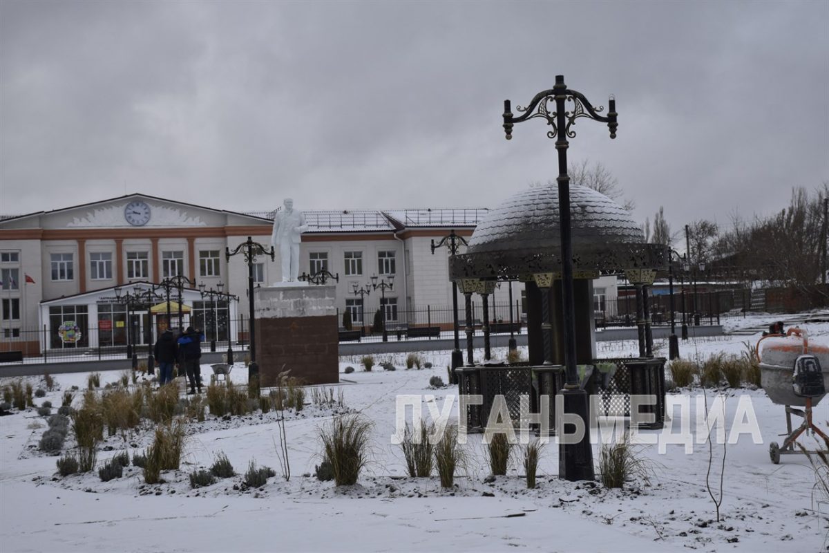 В Антрацитовском муниципальном округе при поддержке Ставропольского края продолжается благоустройство сквера