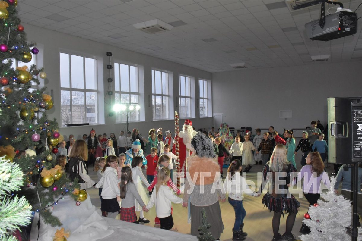 В Северодонецком ДК началась череда веселых и красочных новогодних утренников для учащихся школ