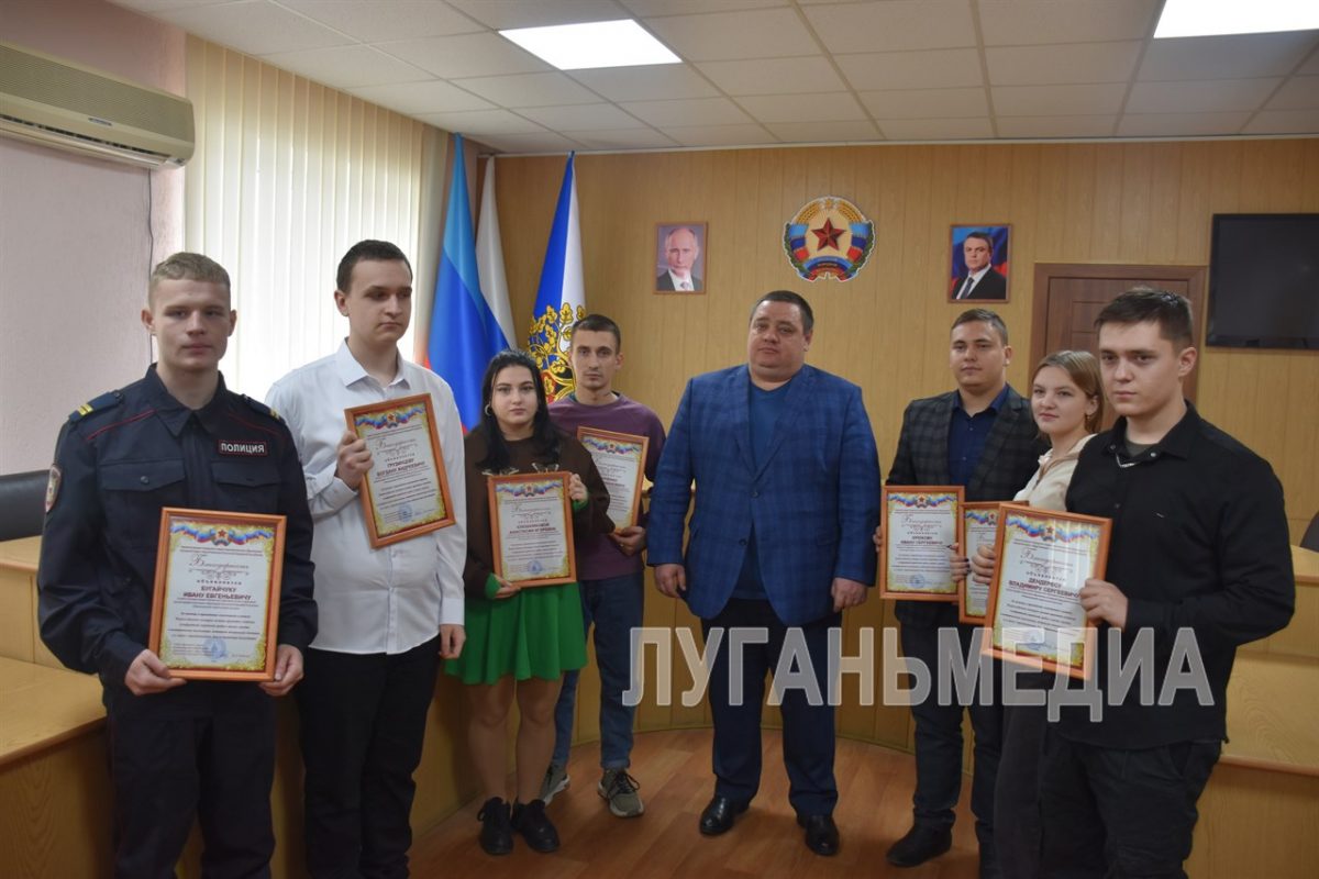 В преддверии Дня волонтера в Ровеньках состоялось торжественное награждение инициативной молодежи города