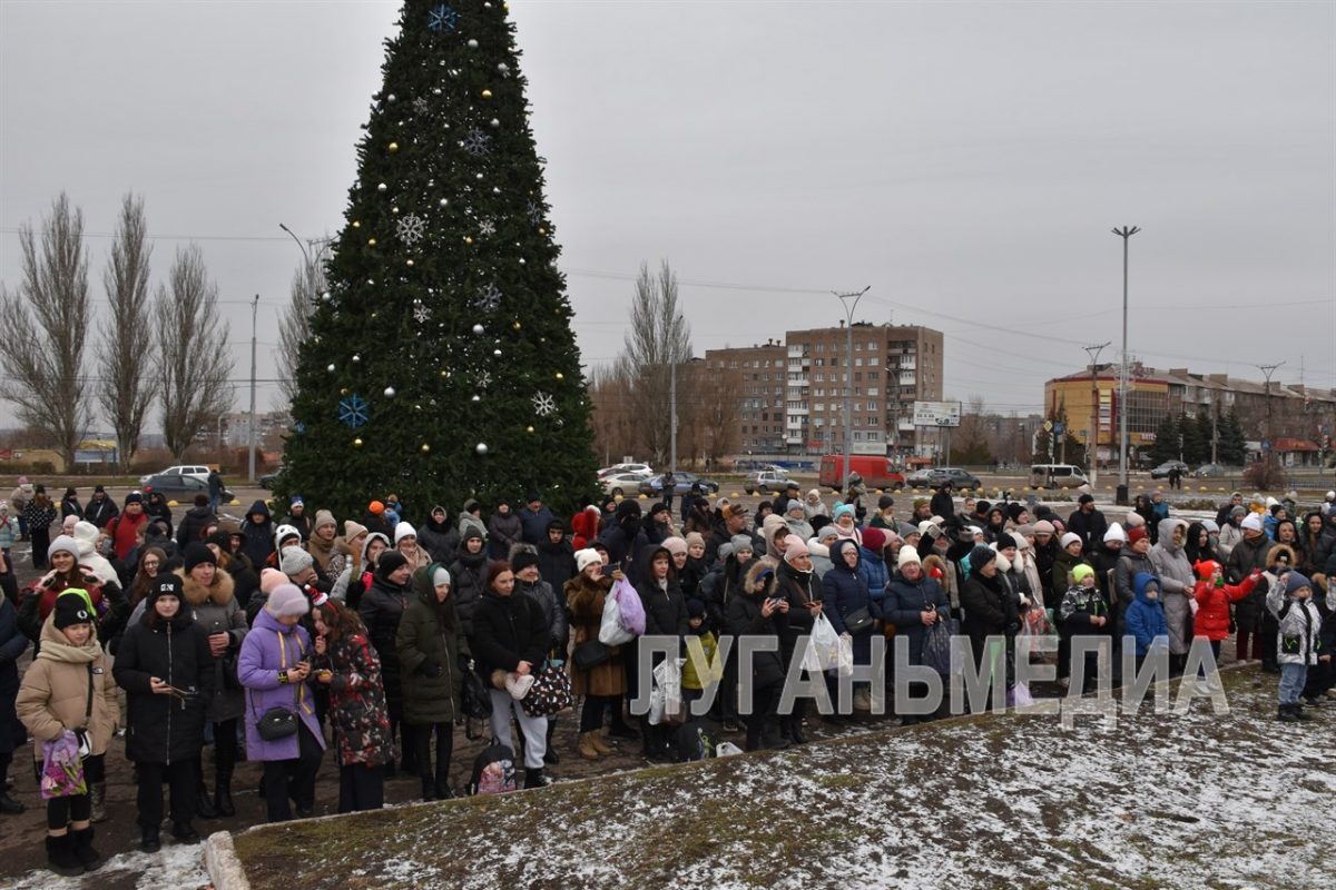 Сегодня в Алчевске зажглись огни на главной городской елке!