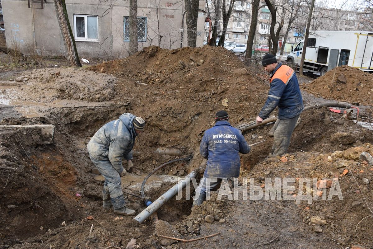 Специалисты «Луганскводы» продолжают ремонтно-восстановительные работы на сетях водоснабжения Алчевска