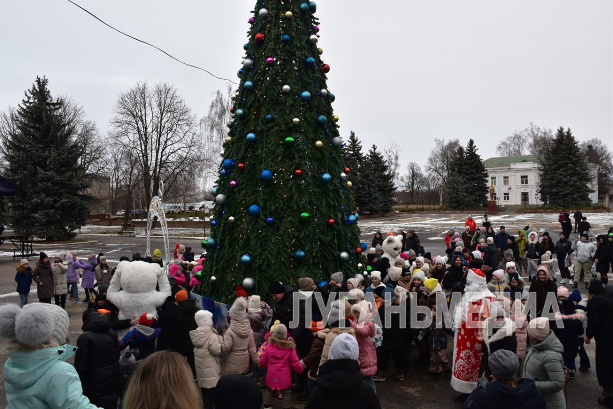 В Белокуракино на центральной площади состоялось торжественное открытие новогодней елки