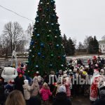 В Белокуракино на центральной площади состоялось торжественное открытие новогодней елки