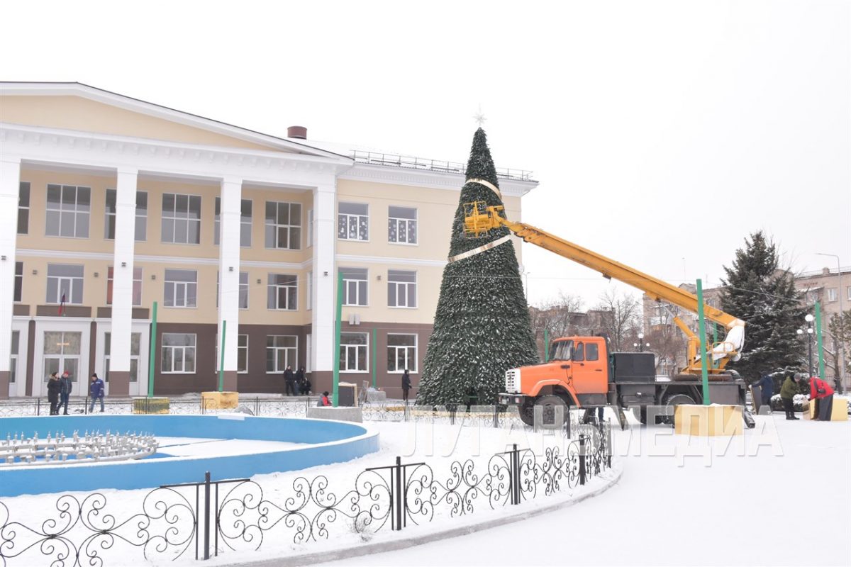Пермский край устанавливает новогоднюю елку на площади в Северодонецке