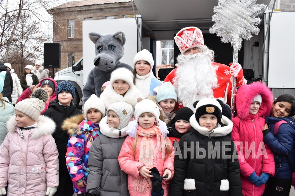 На территории учебно-воспитательного комплекса «Росток» состоялась выездная концертная программа «На пороге волшебства»