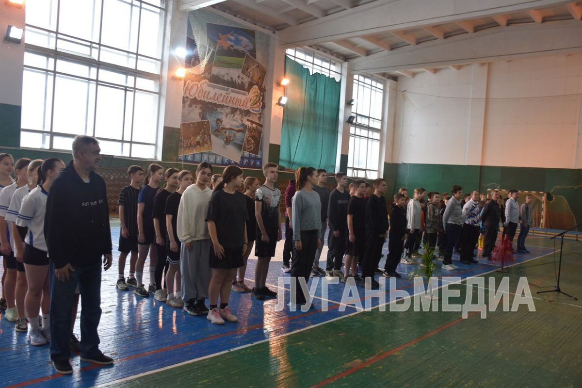 В Ровеньках состоялась спортивная эстафета «Новогодний переполох»