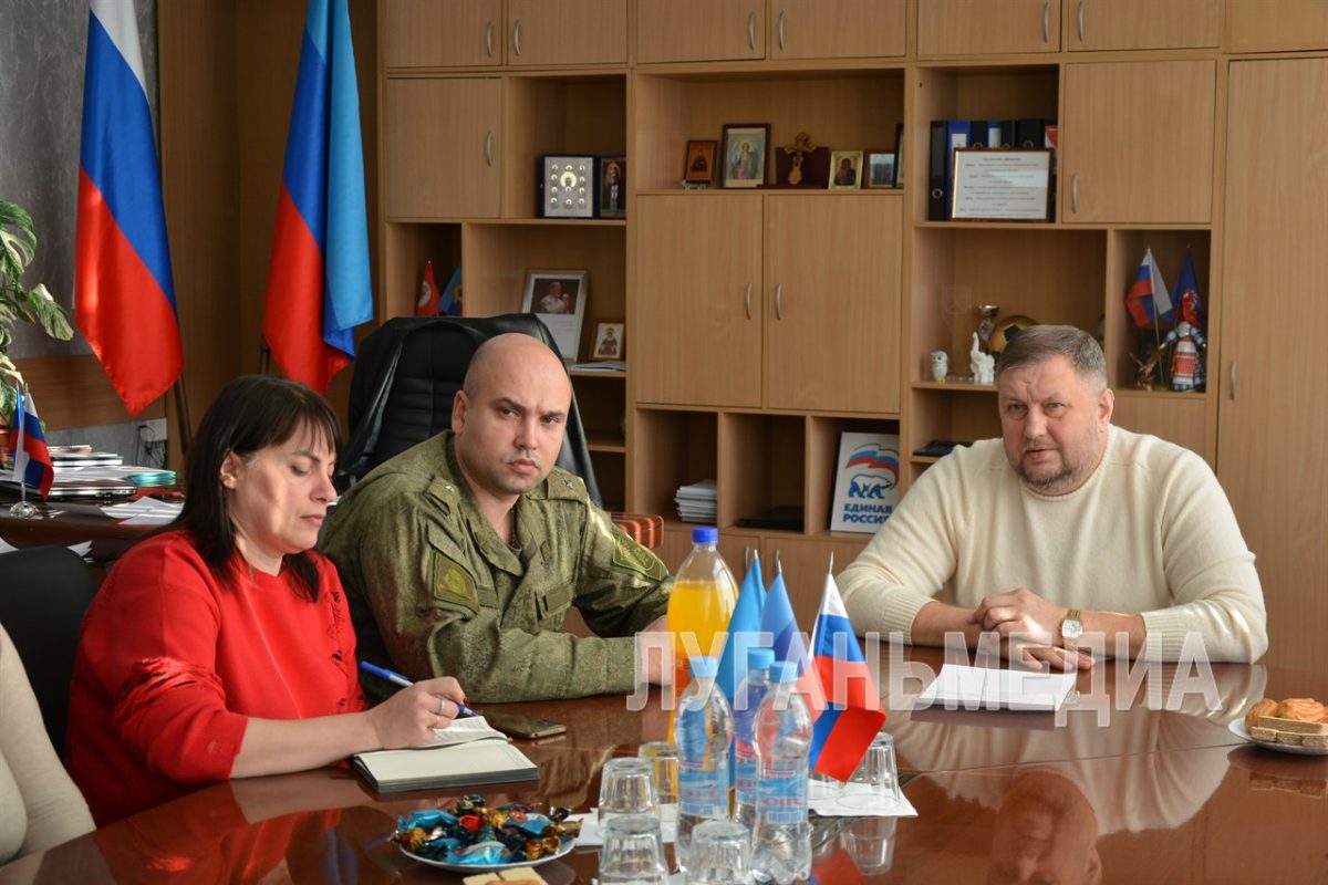 В Лутугино Евгений Бондарь провел очередную встречу с родными погибших военнослужащих