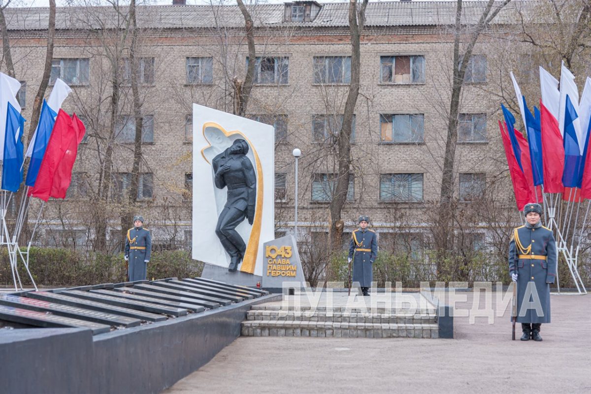 В сквере им. 9 Мая прошла церемония возложения цветов к мемориальному комплексу «Братская могила воинов
