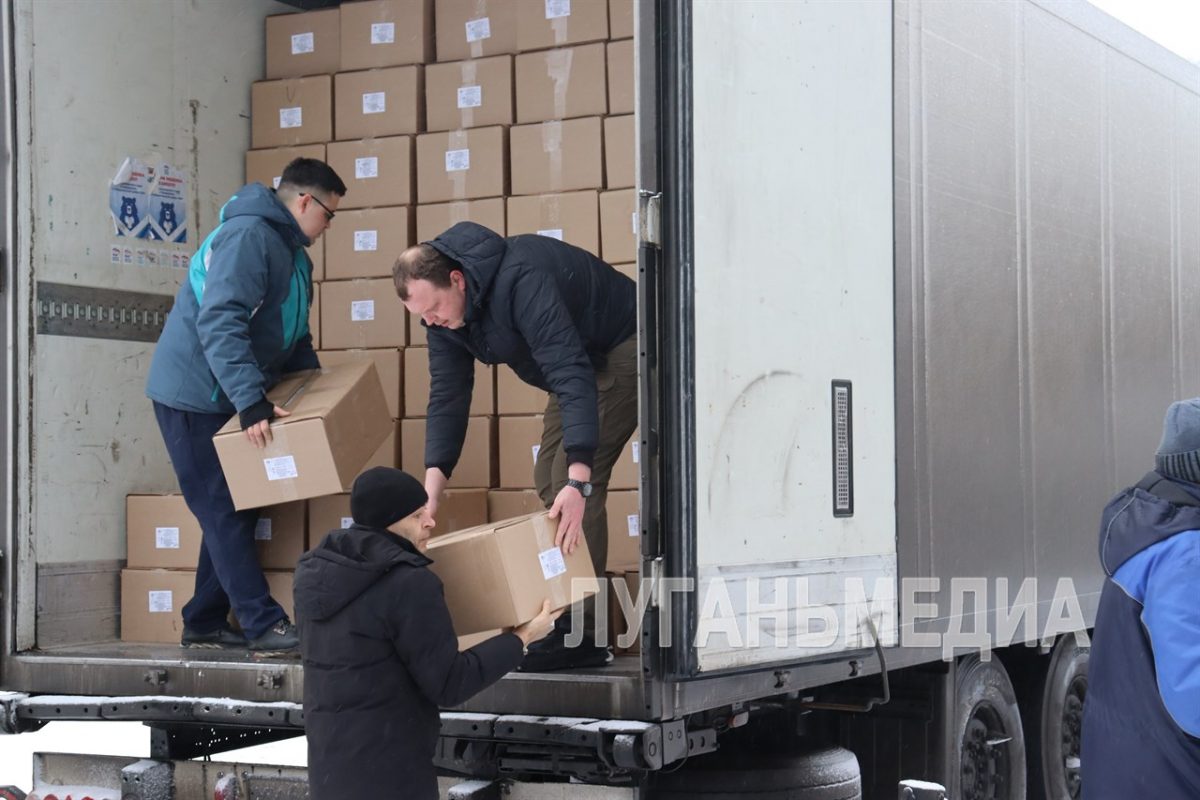 Сибиряки отправили более 11 тысяч новогодних подарков для свердловских детей