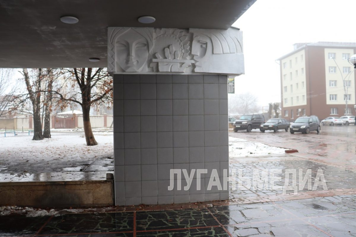 В Свердловском Дворце культуры завершаются отделочные работы фасада правого крыла здания