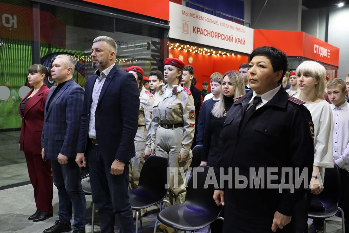 В День Конституции паспорта РФ получили пятеро жителей Свердловского муниципалитета