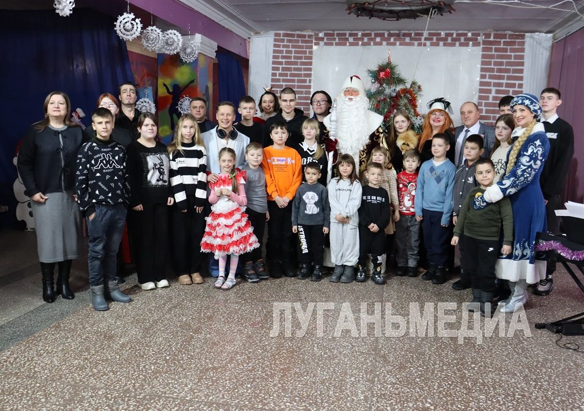 Артисты из Красноярского края выступили с праздничной предновогодней программой в Володарском поселковом клубе