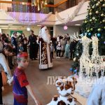 В день Святителя Николая красноярские артисты поздравили с зимними праздниками свердловскую детвору