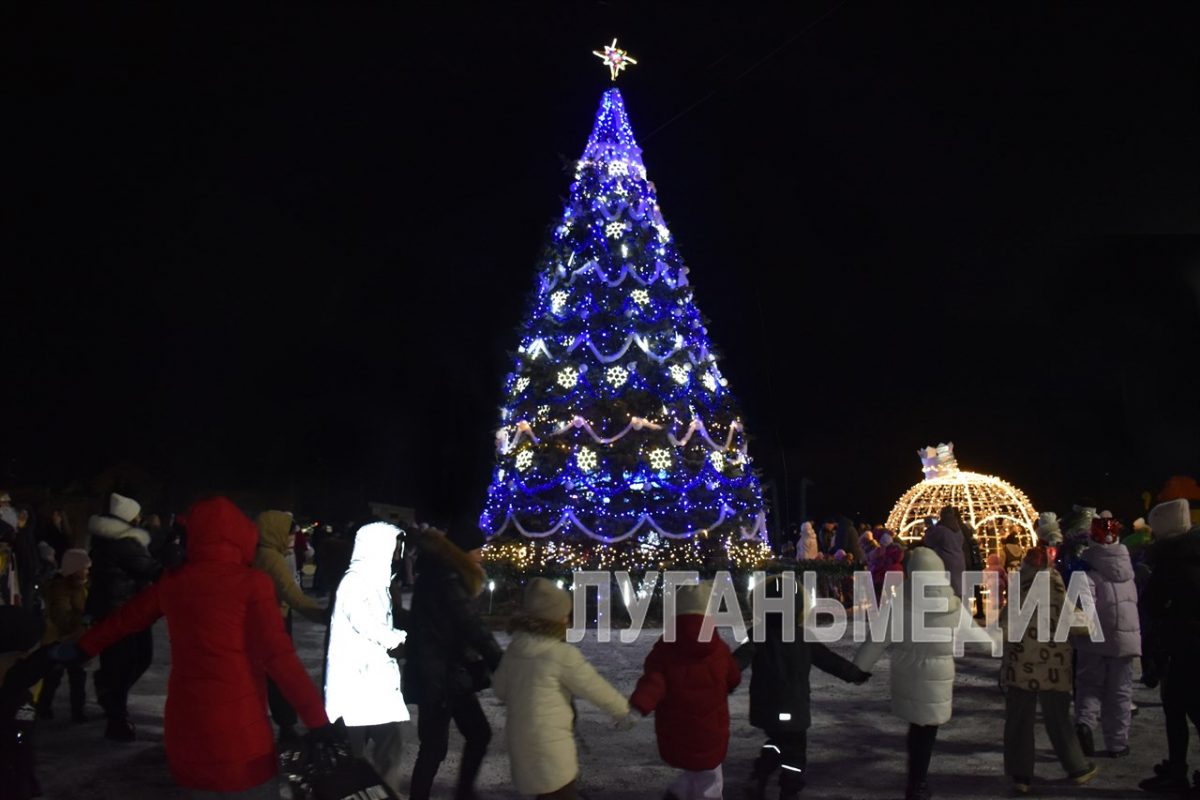 По давней традиции вчера в городском парке Брянки состоялось открытие городской новогодней елки