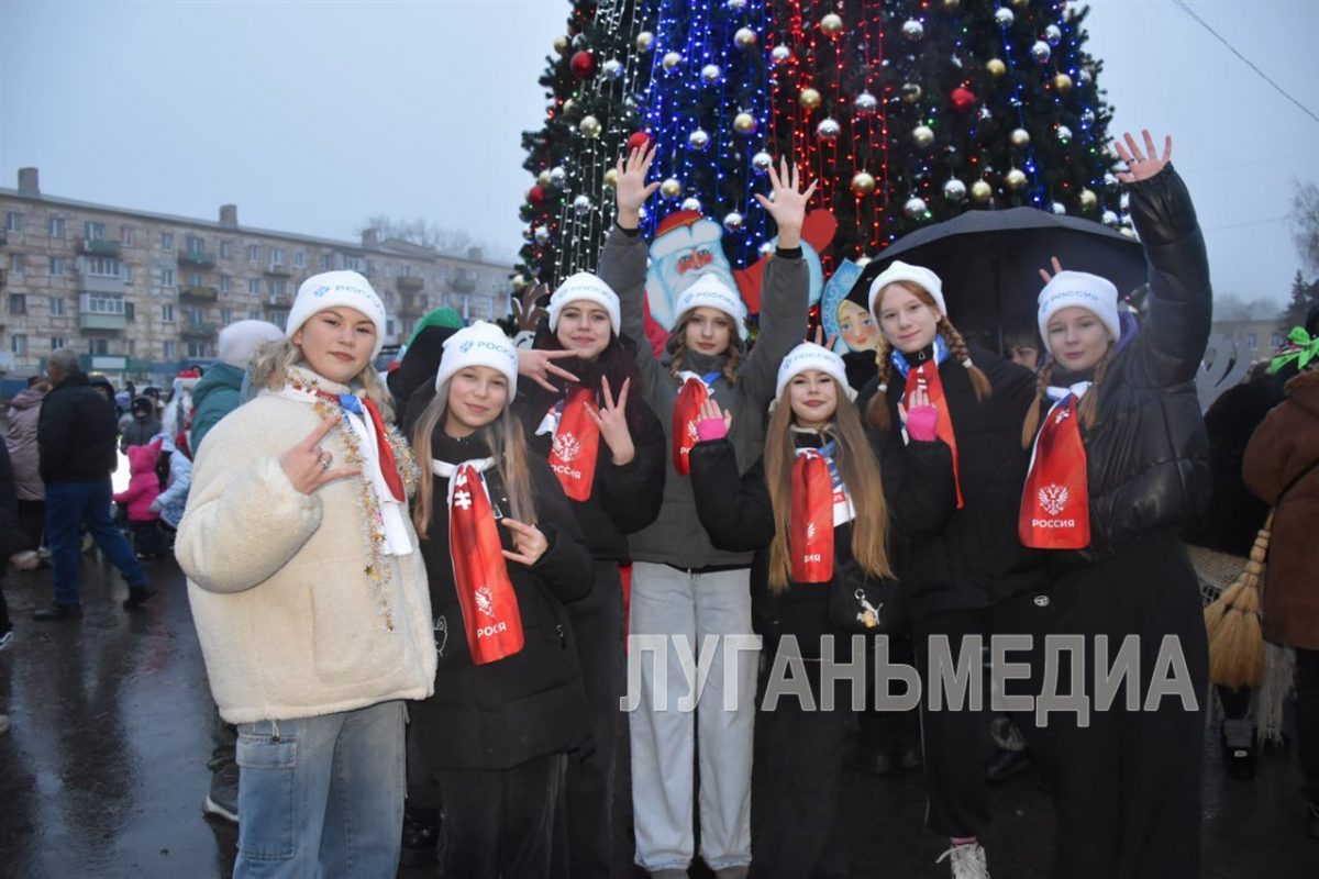 На центральной площади города Кировска состоялась торжественная церемония открытия Главной новогодней елки