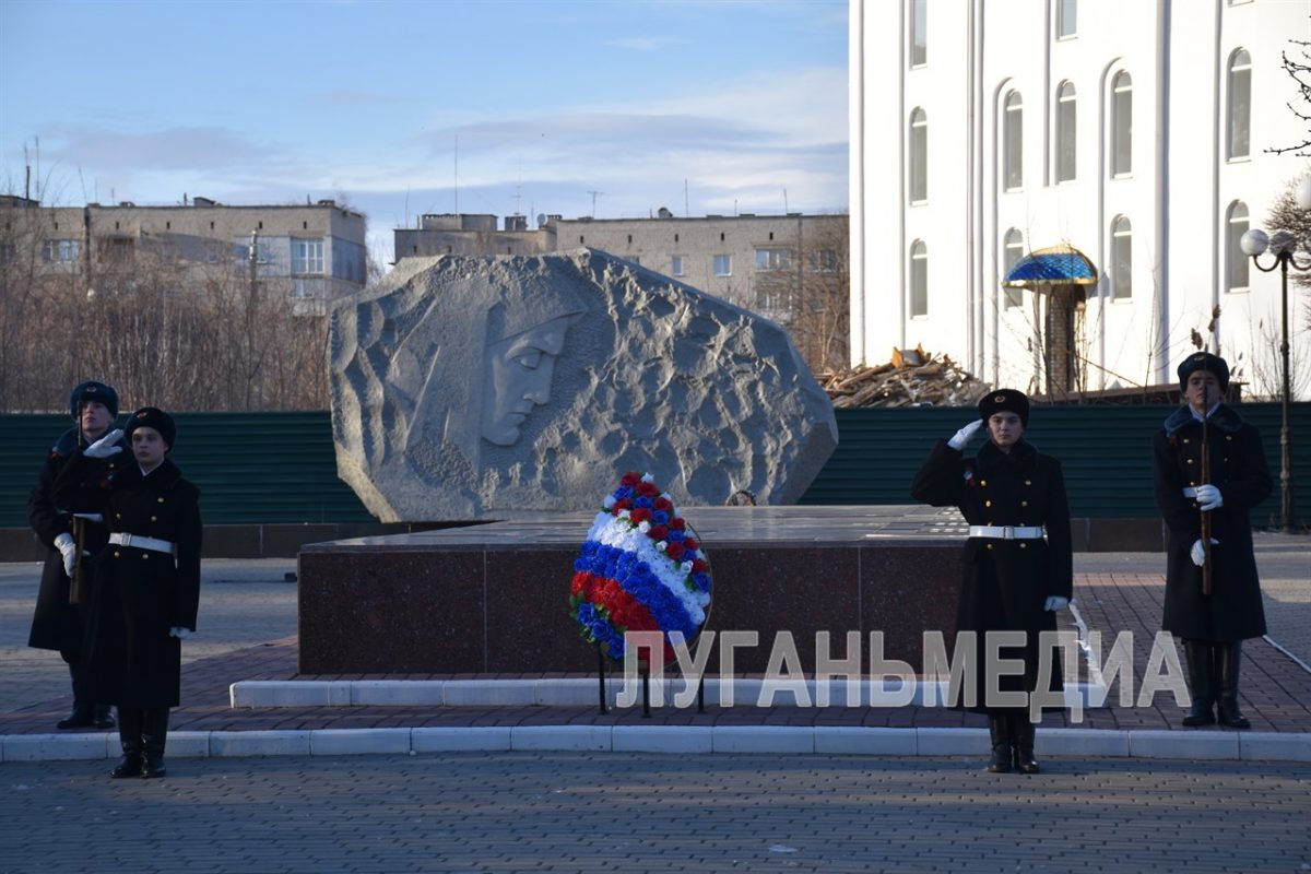 У могилы молодогвардейцев заступил почетный караул Поста № 1