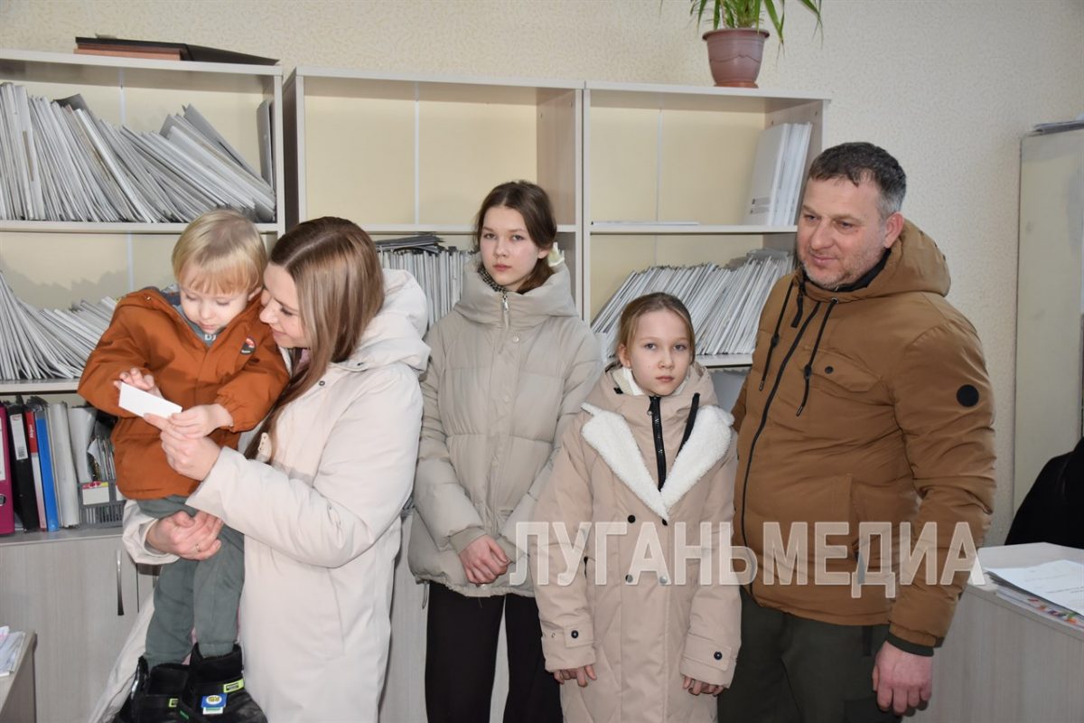 Семья Петренко из Перевальска получила удостоверение, подтверждающее статус многодетной семьи
