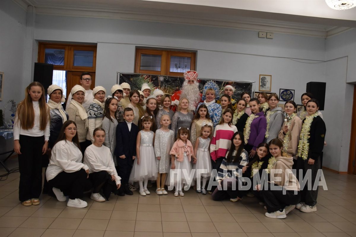 В Алчевском культурно-досуговом центре состоялся творческий вечер «Новогодняя куролесица»