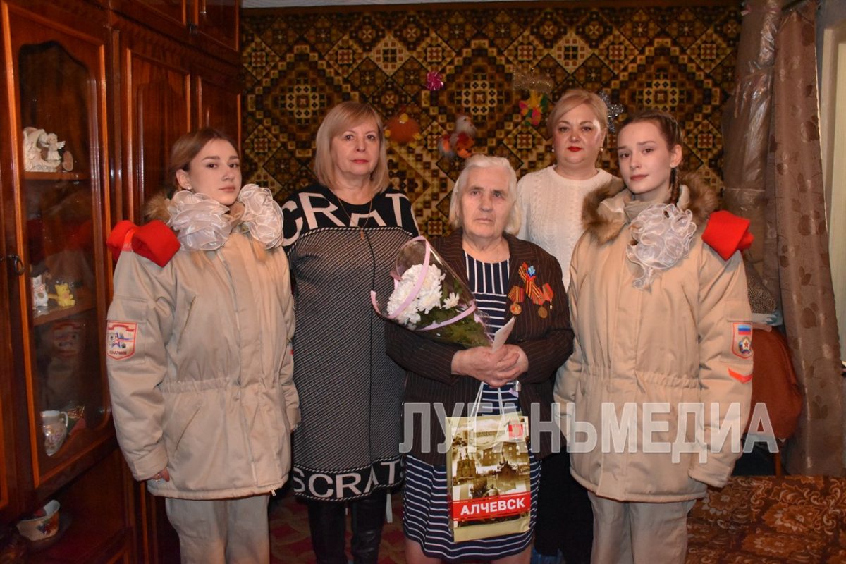 В Алчевске наградили ветерана Великой Отечественной войны Валентину Калашникову юбилейной медалью «80 лет Победы в…
