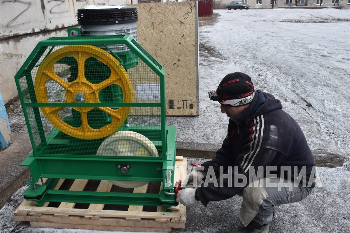 В городе Ровеньках начались работы по замене лифтов