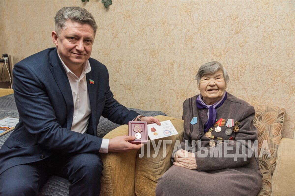 Глава муниципального совета Луганска поздравил блокадницу Светлану Сычеву