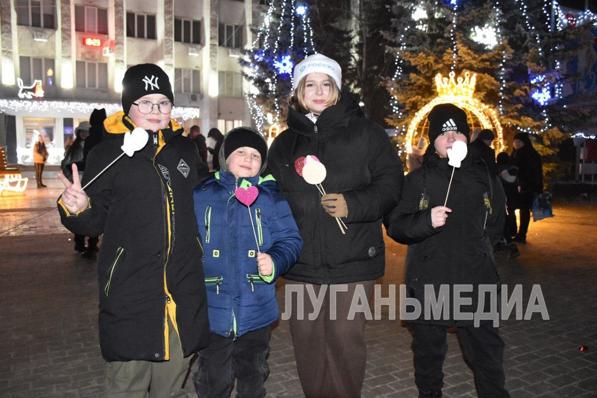 Кировчане встретились у городской елки на центральной площади города