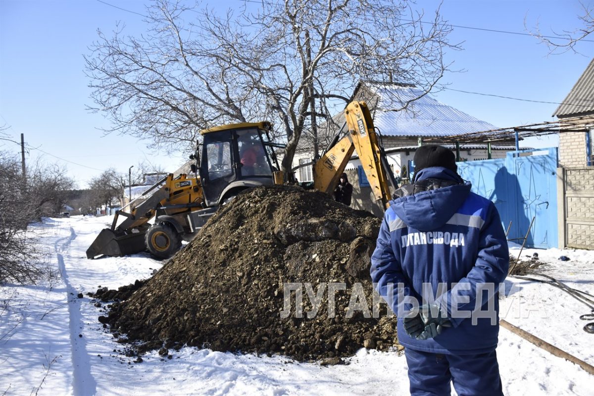 В поселке Щетово Антрацитовского м. о. специалисты ГУП ЛНР «Лугансквода» устраняют порыв