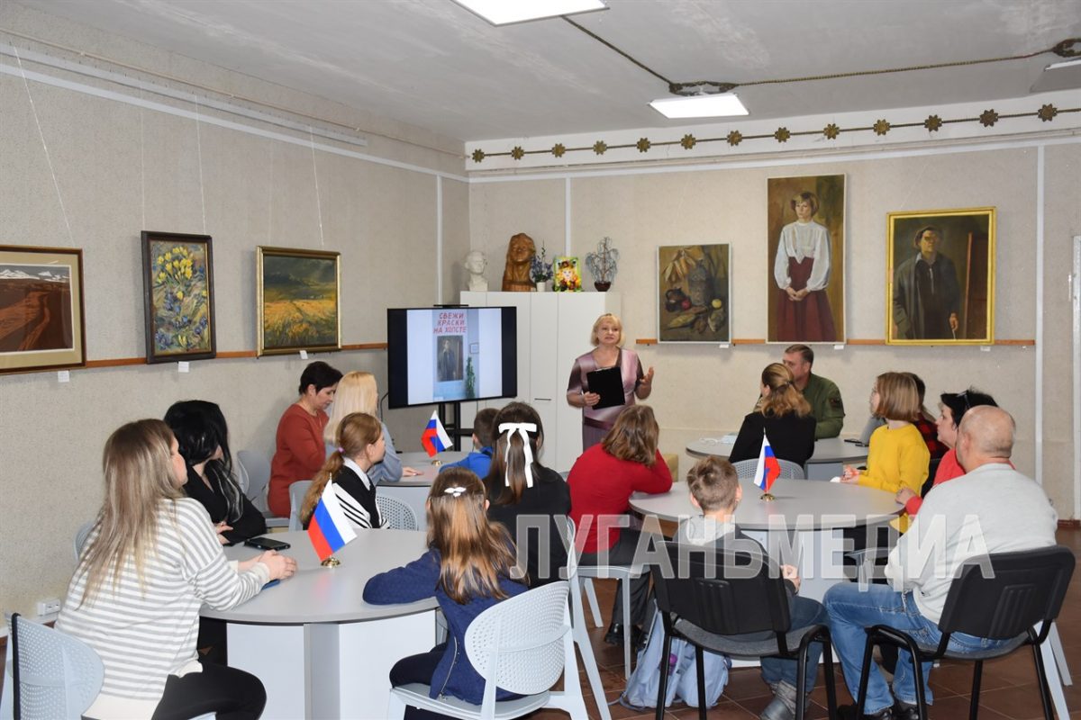 Открытие выставки «Свежи краски на холсте» состоялось в Кировском городском музее